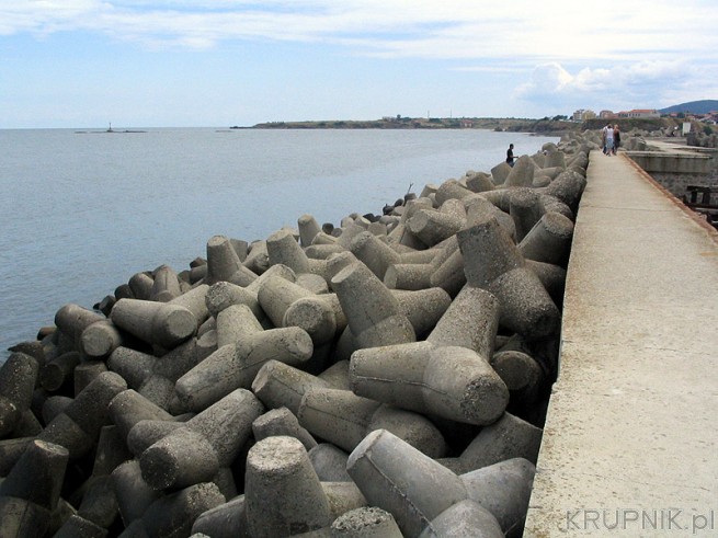 Umocnienia betonowe aby morze nie podmywało portu