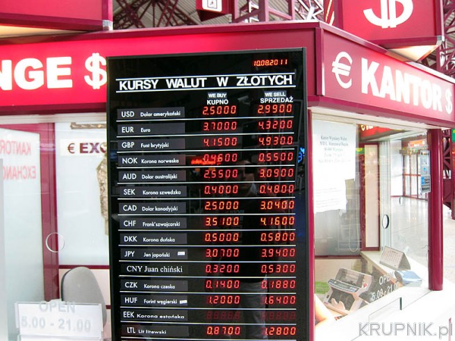 Walut nie warto wymieniać na lotnisku w Polsce. Euro lub dolary (jednakowo dobrze) ...